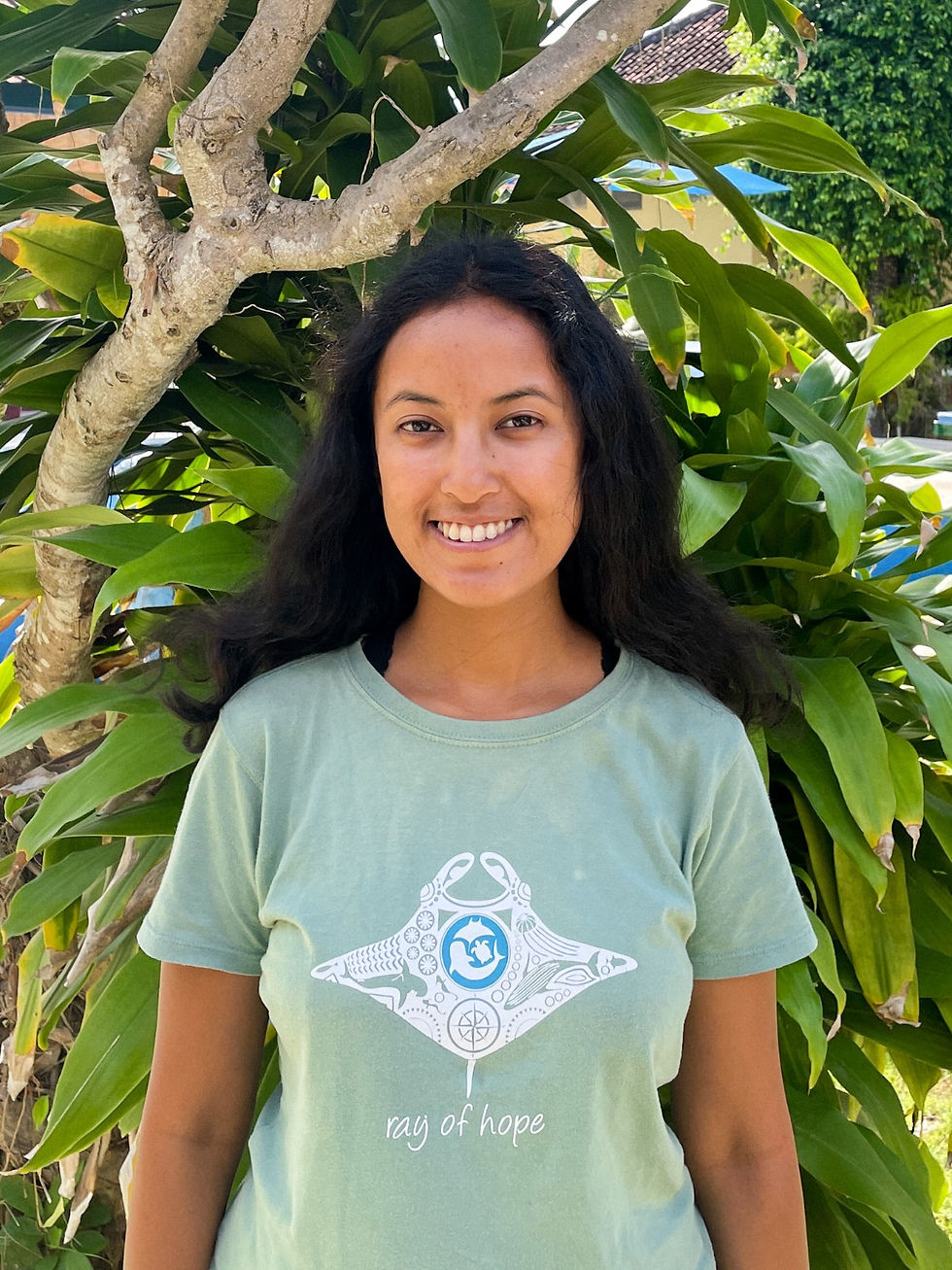 women divers manta ray conservation