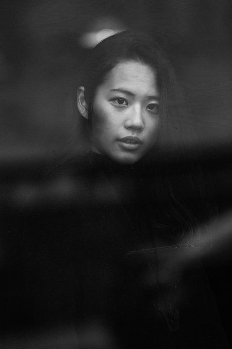 Portrait Kopf einer Frau durch das Fenster