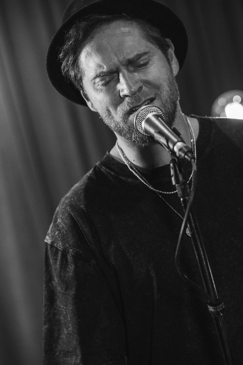 Portrait schwarz-weiss von Johannes Oerding