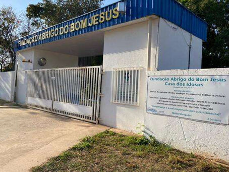 Abrigo Bom Jesus constrói "árvore dos desejos" para moradores e homenageia idosa centenária