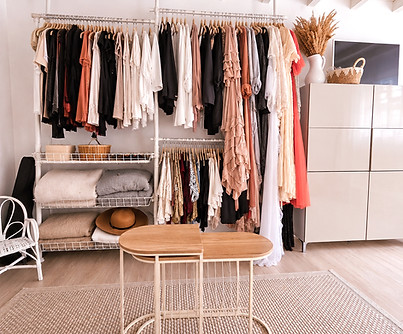 Dressing chic sous les poutres blanches_