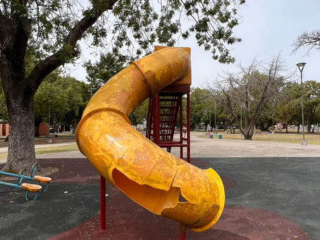 Vecinos difunden imágenes del estado de la plaza almafuerte