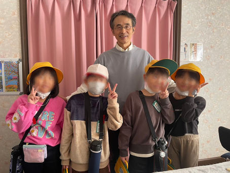 小学生が見学に訪れました