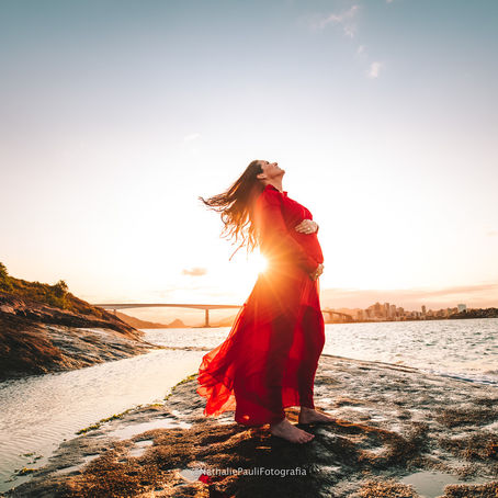 A Beleza Sublime da Espera: O Poder do Vestido Vermelho no Ensaio de Gestante