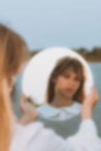 reflexo de mulher no espelho