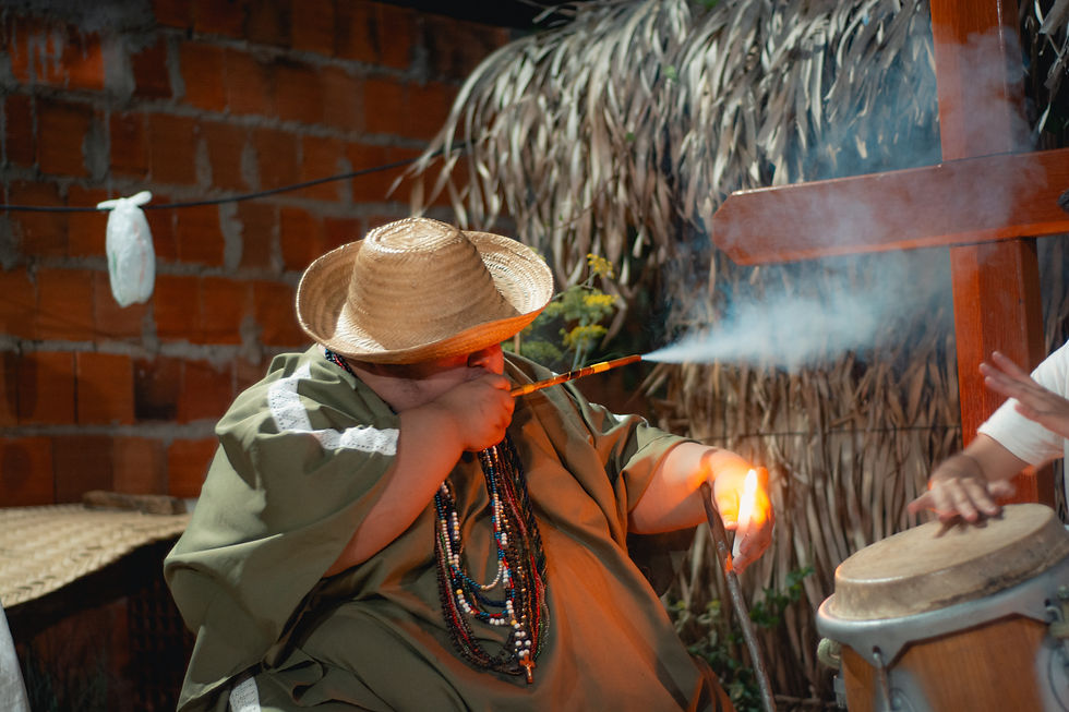 homem de chapéu acendendo cigarro