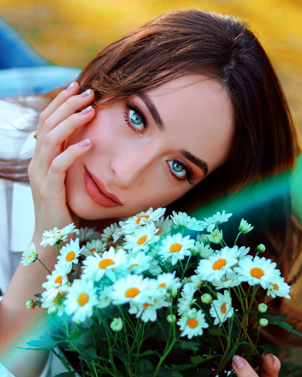 modelo com flores olhando para camera