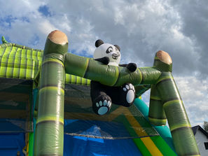 dmuchana zjeżdżalnia dla dzieci z motywem pandy