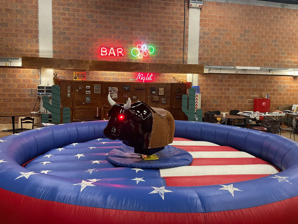 Mechaniczny byk rodeo w barze, Amerykańska flaga