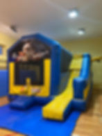 Dmuchany zamek, zjeżdżalnia świąteczna dla dzieci.