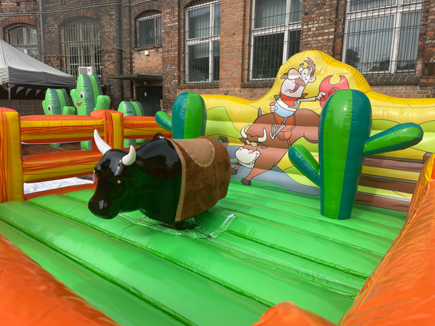 Dmuchany byk rodeo: dzika zabawa!