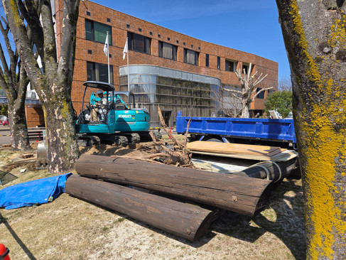 解体した案内看板