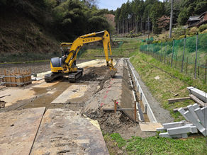 豊田市旭地区で水田水路改修工事を実施 バックホウで畔を仕上げています