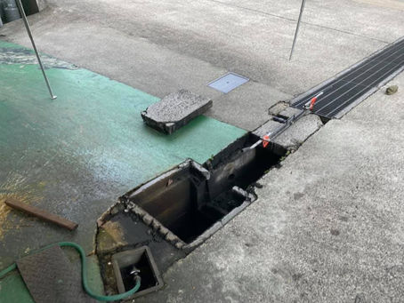 傷んだ側溝、グレーチングの補修