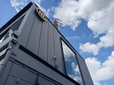 渋い社屋に害虫ブロック
