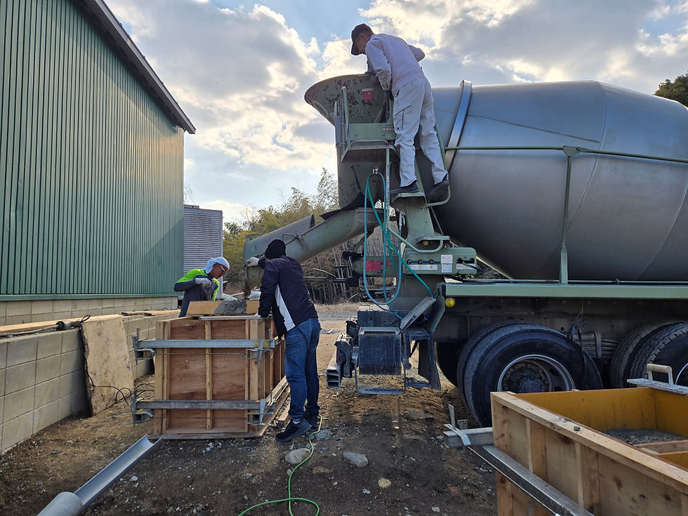 ミキサー車から型枠内へコンクリートを投入中