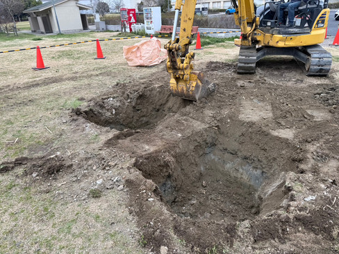 公園の古くなった案内看板を撤去