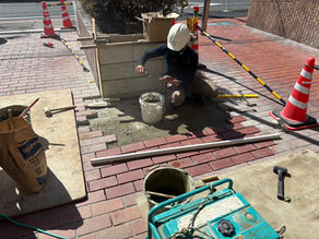 マンション外構工事　花壇撤去後の仕上げ作業としてタイル張り