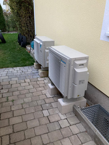 Außengerät ERGA Mitteltemperatur und Klimagerät auf Sockel für Reihenhaus