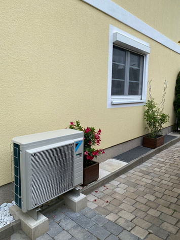 Außengerät ERGA Mitteltemperatur auf Sockel für Reihenhaus