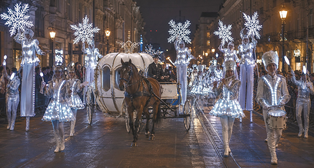 зимний led музыкальный парад с каретой и лошадью