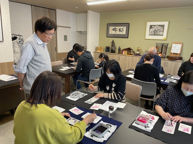 画仙紙張りの年賀状で　　　　　　　　　　　　　　　　　　潤渇を工夫しながら彩墨に挑戦しました！