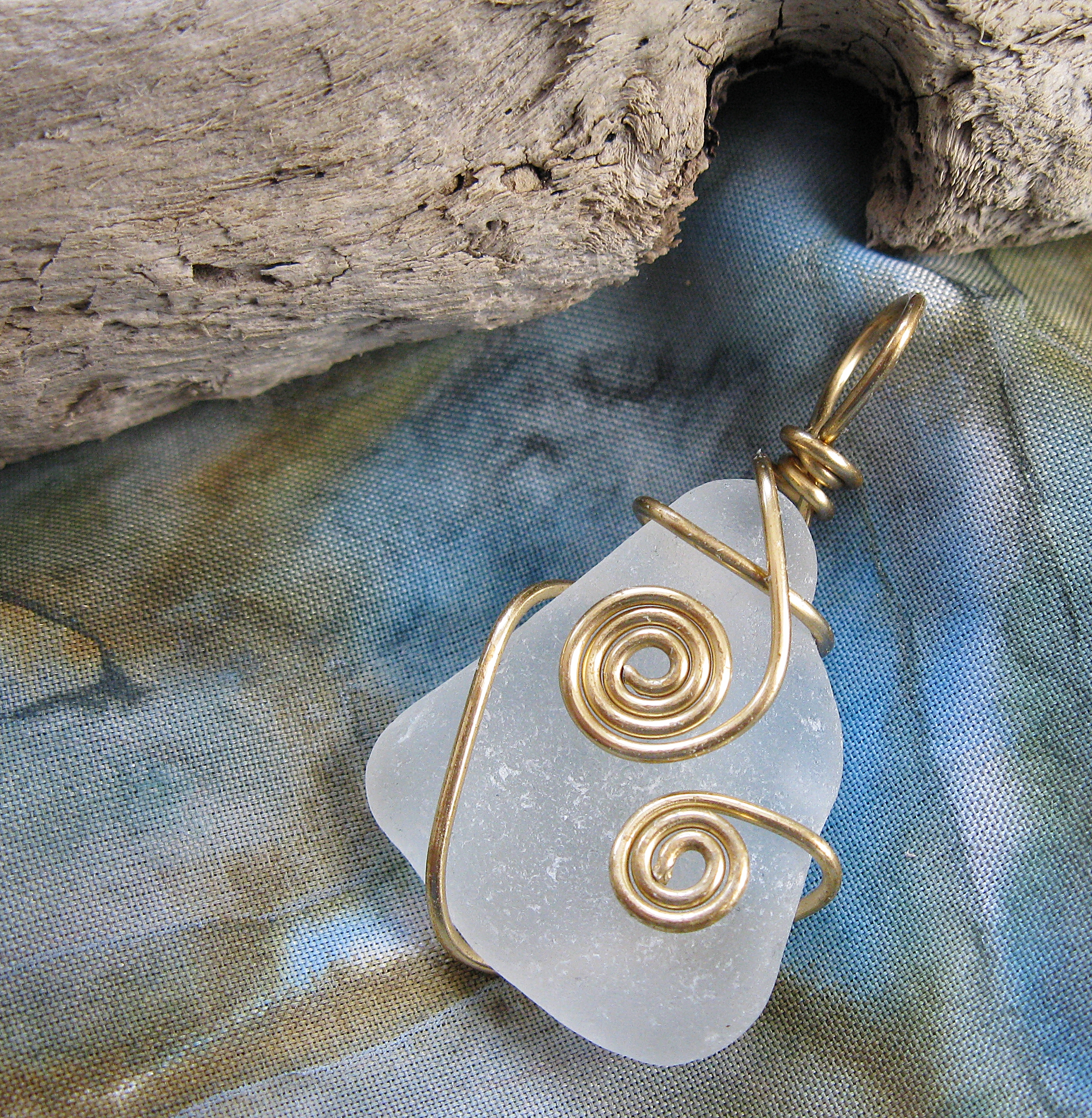 082 gold double scroll freeform on white 1