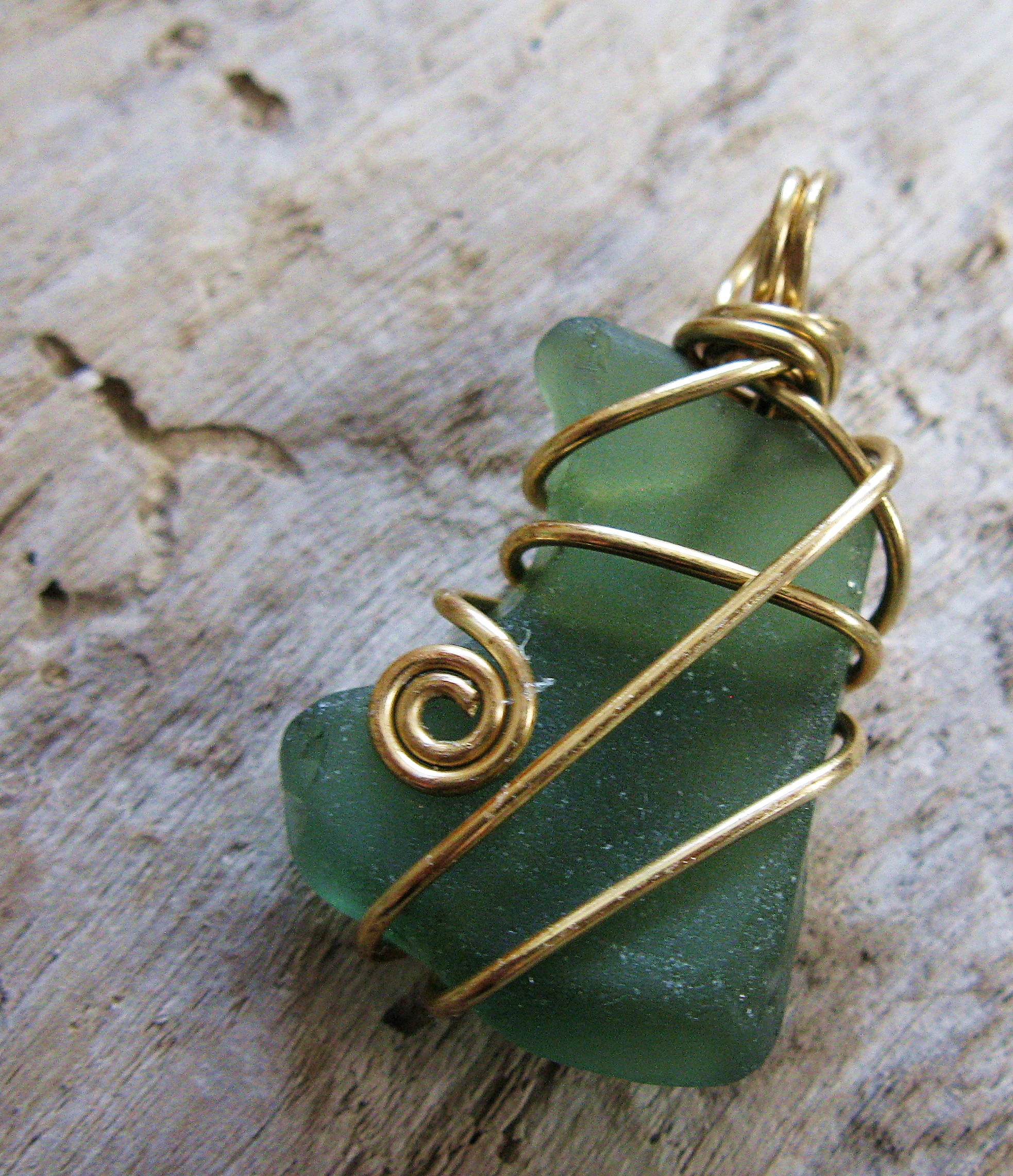 Sweeping lines sea glass pendant