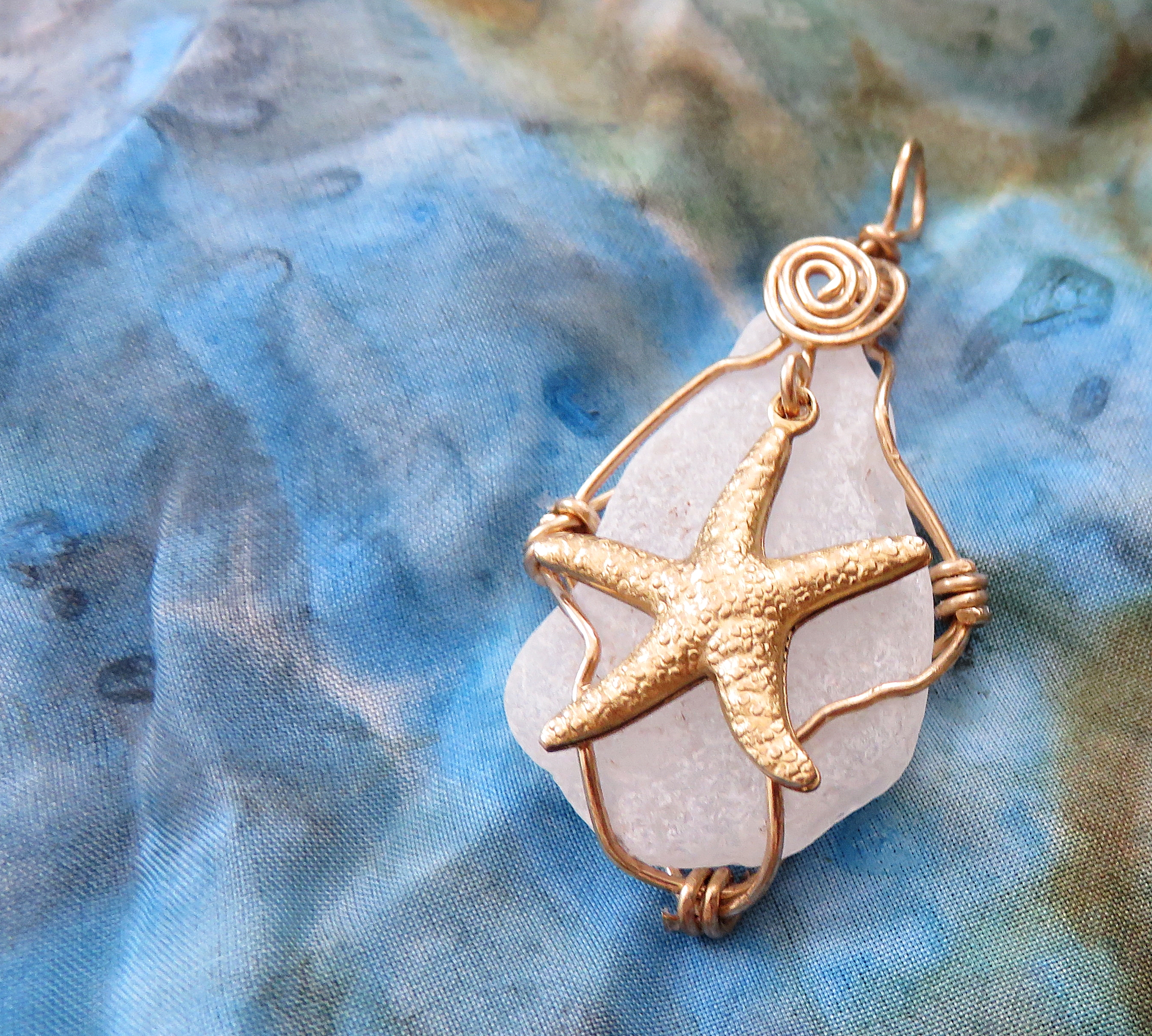 Golden sea star pendant