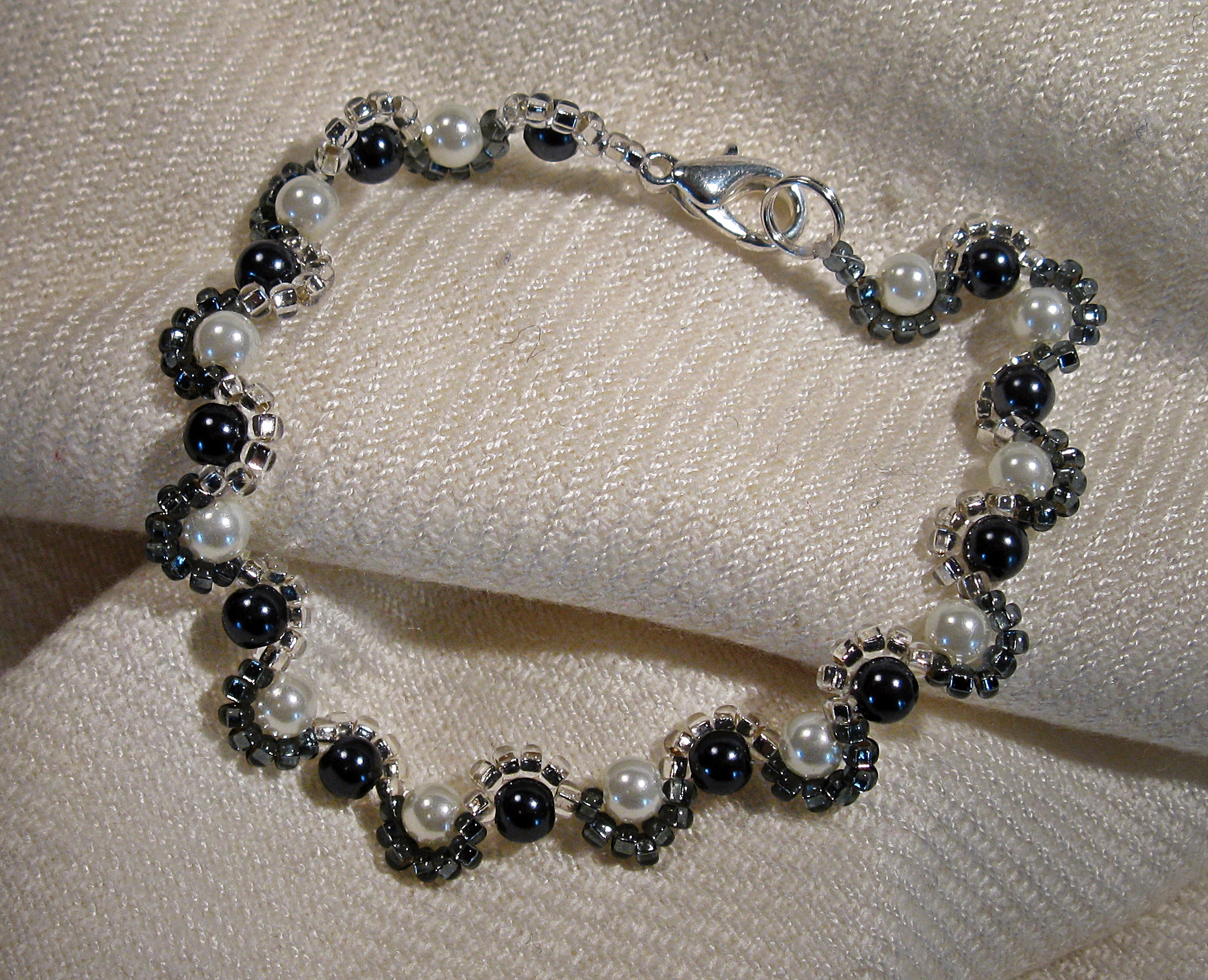 Harlequin pearls bracelet