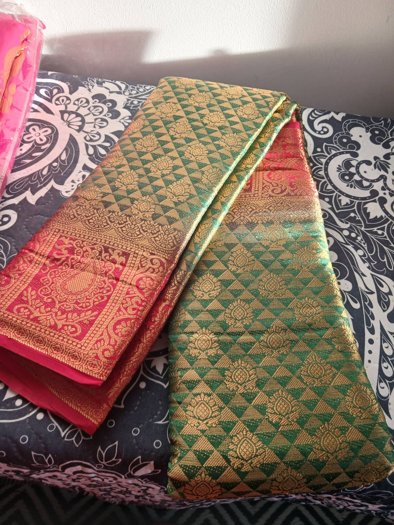 Sari traditionnel indien vert et doré