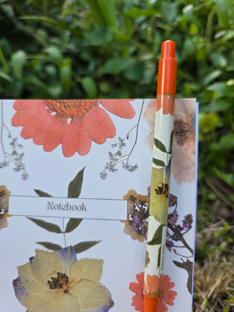 Thumbnail: Gift set ‘Radiant’: cream pure silk scarf, notebook, pen and luggage tag