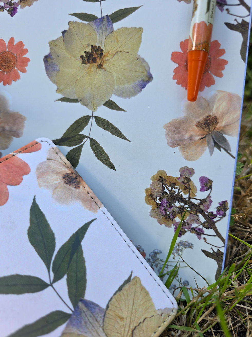 Thumbnail: Gift set ‘Radiant’: cream pure silk scarf, notebook, pen and luggage tag