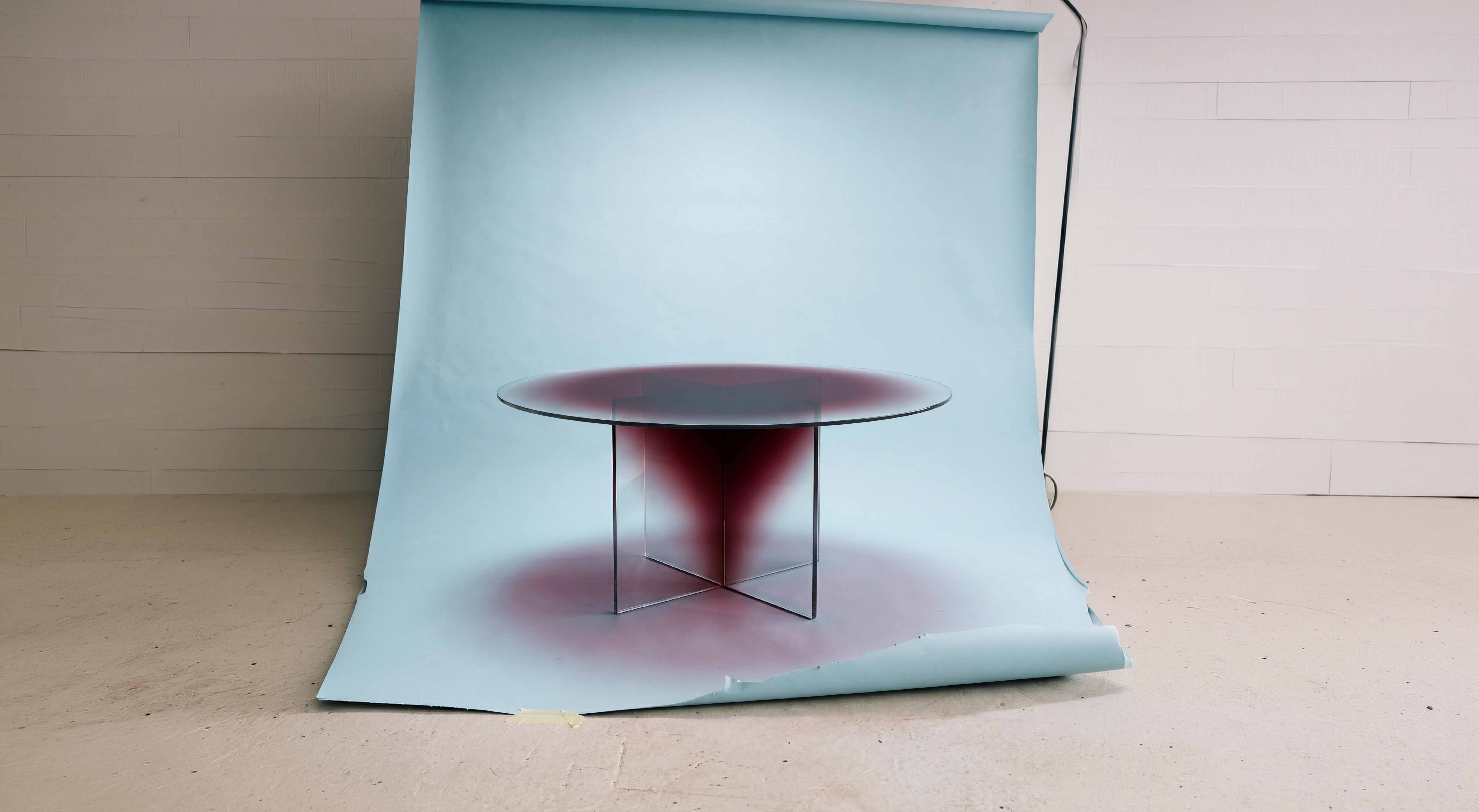 Gravity Glass Table [Burgundy]