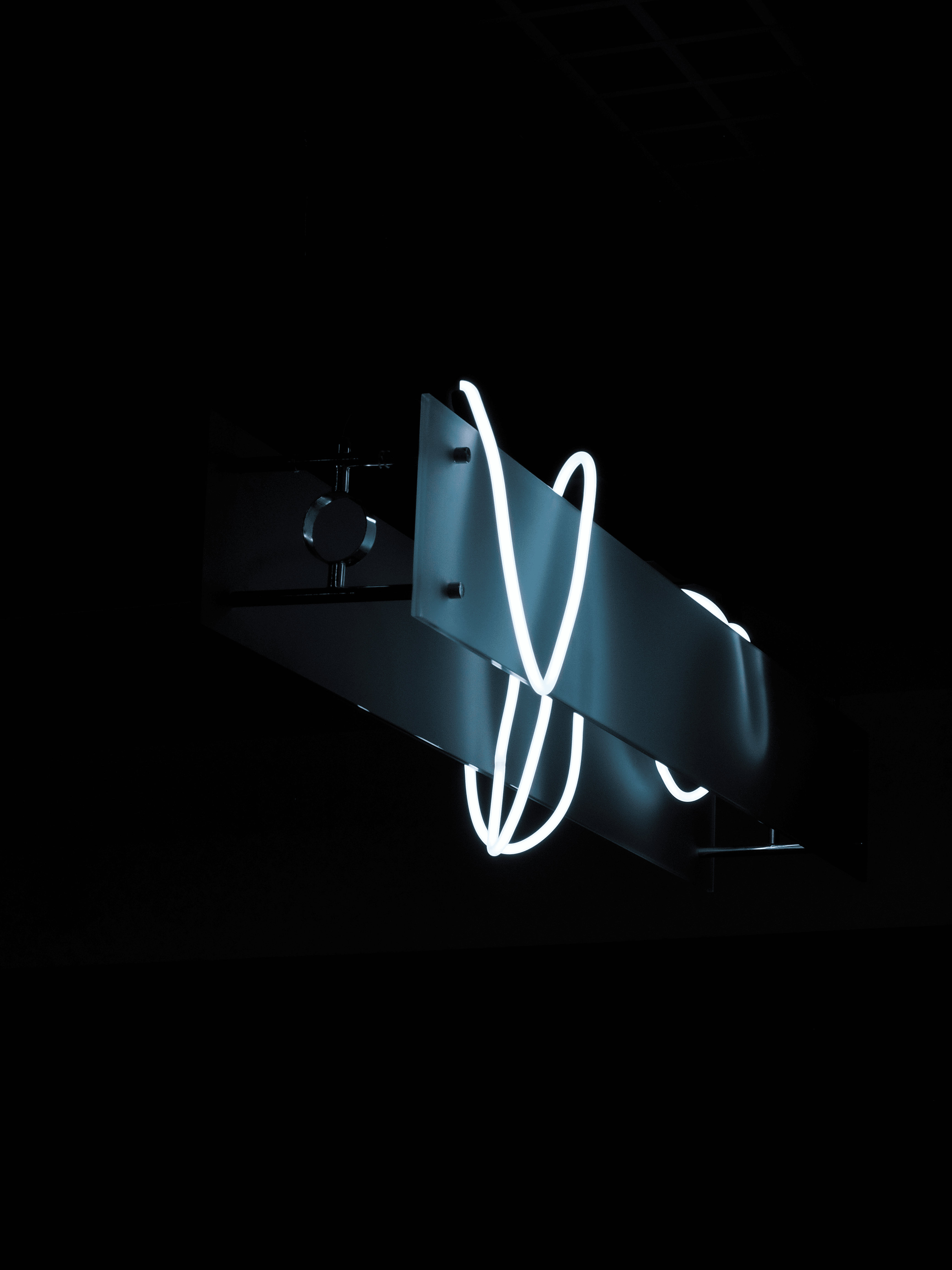 Minimalist iç mekanlar için tasarlanmış, yeşil beyaz geçişli neon tüp ve buzlu cam sarkıt lamba.