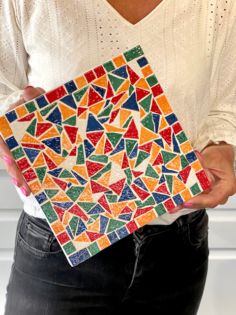 Il s'agit d'un dessous de plat en mosaique réalisé lors d'un stage d'initiation à la mosaique