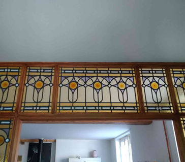 Beau portique d'entrée en vitrail avec entrelacs, cabochons et cives anciennes