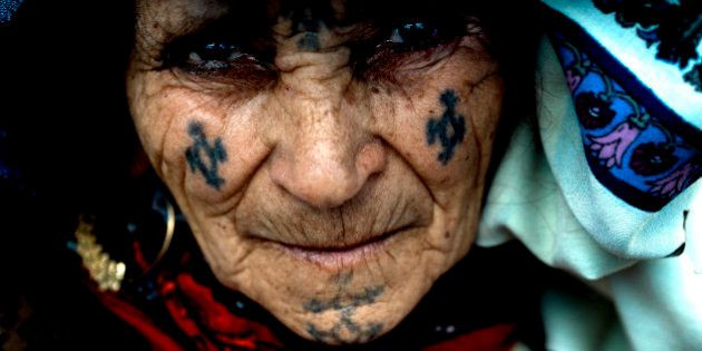 Femme berbère tatouée sur le visage