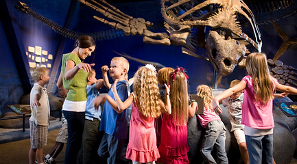 Kinder im Museum