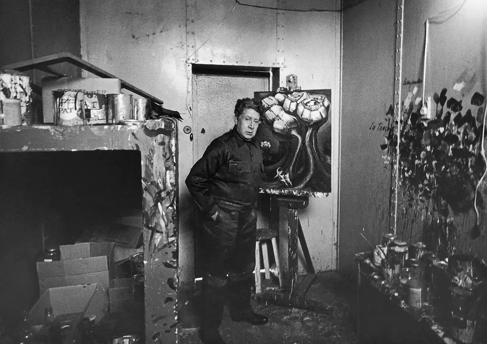 Siqueiros en prisión con algunas de sus pinturas, el 17 de noviembre de 1966