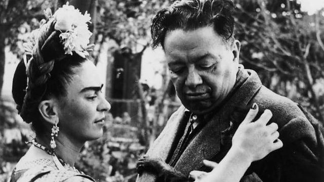 Frida Kahlo tocando el traje de  Diego Rivera 