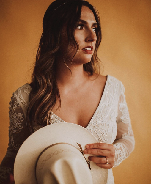 bride-with-hat@2x.png