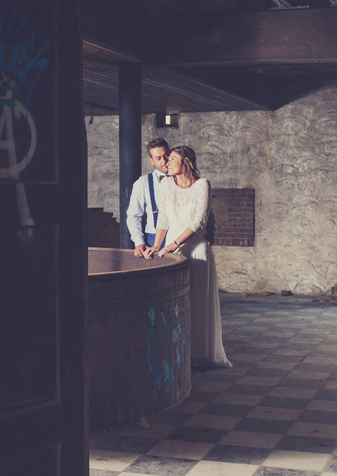 Huwelijksfotografie in verlaten fabriek met brouwzaal
