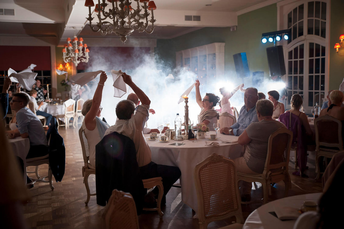 Trouwfeest met dans, rook en ambiance