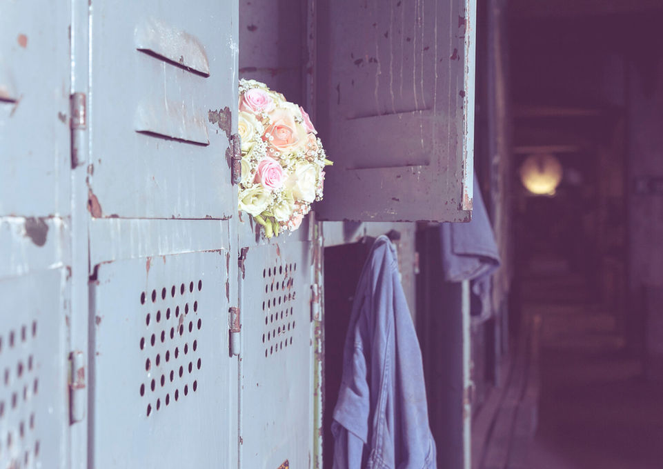 Bruidsboeket aan oude locker industriële locatie
