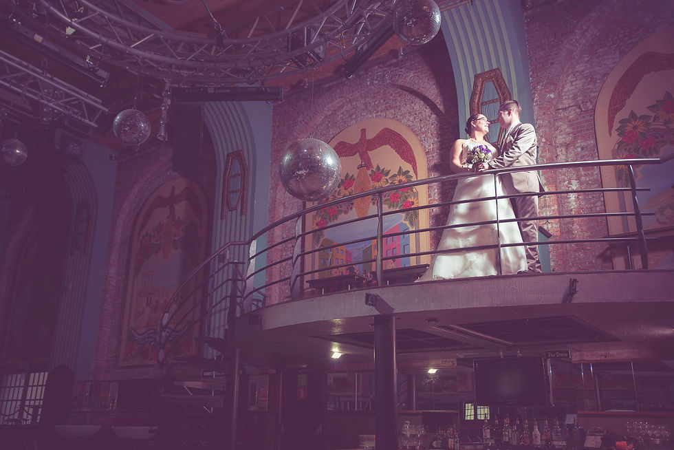 Foto van bruid en bruidegom in de voormalige discotheek "Feestpaleis" gemaakt door De Backer Michel