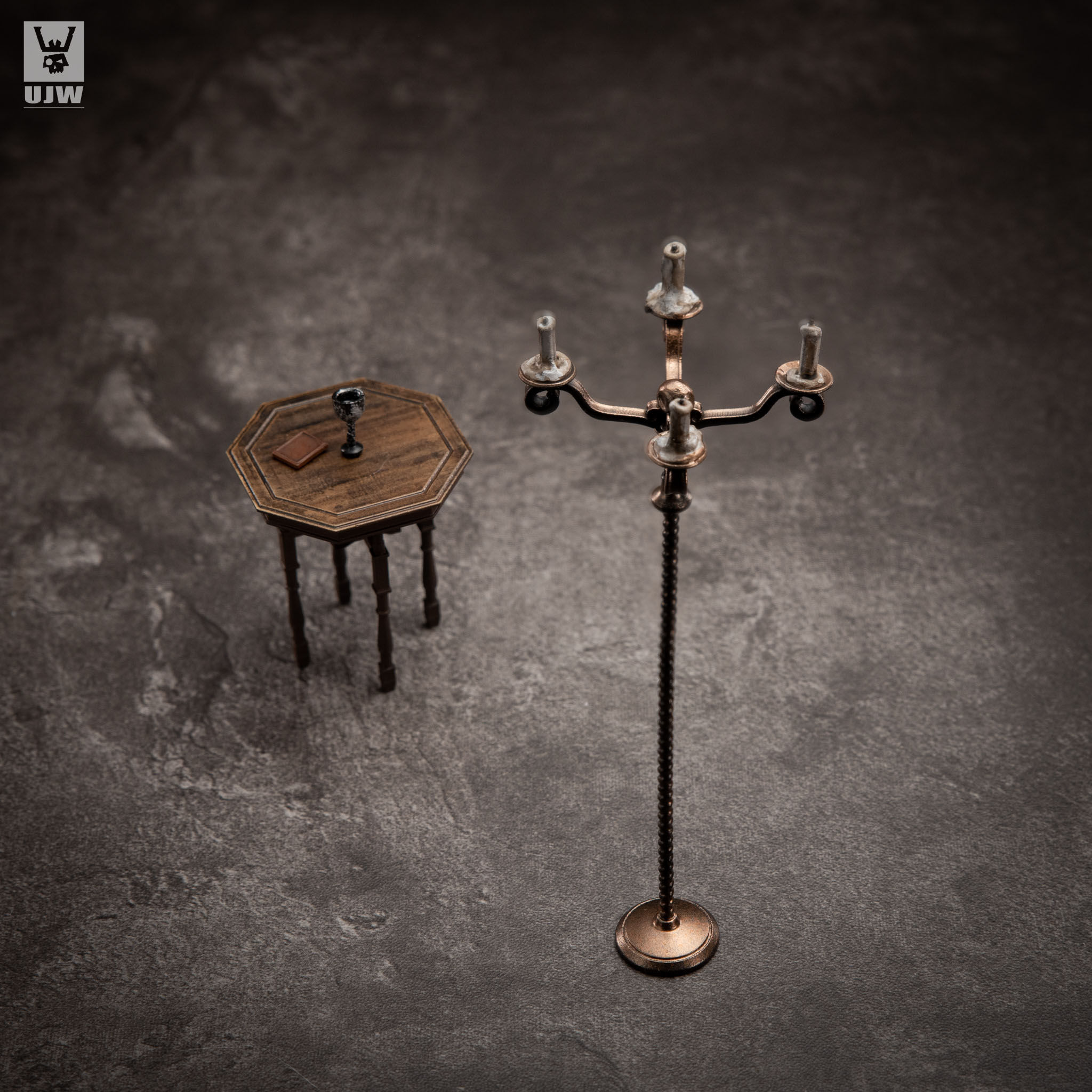 UJ07:Table and Candlestick Set