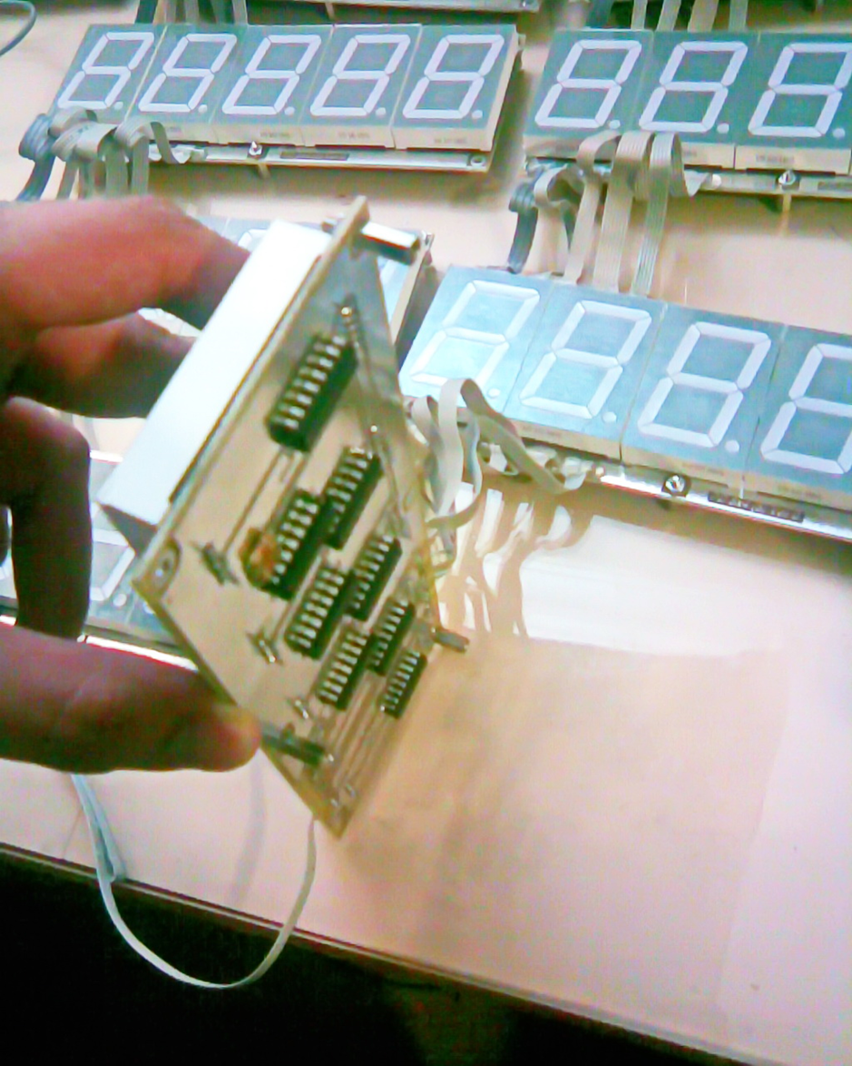 You Can See 5 CD4543 7-Segment Driver Chips Each Located at The Back of a Seven Segment. A Few Other Chips as Well.