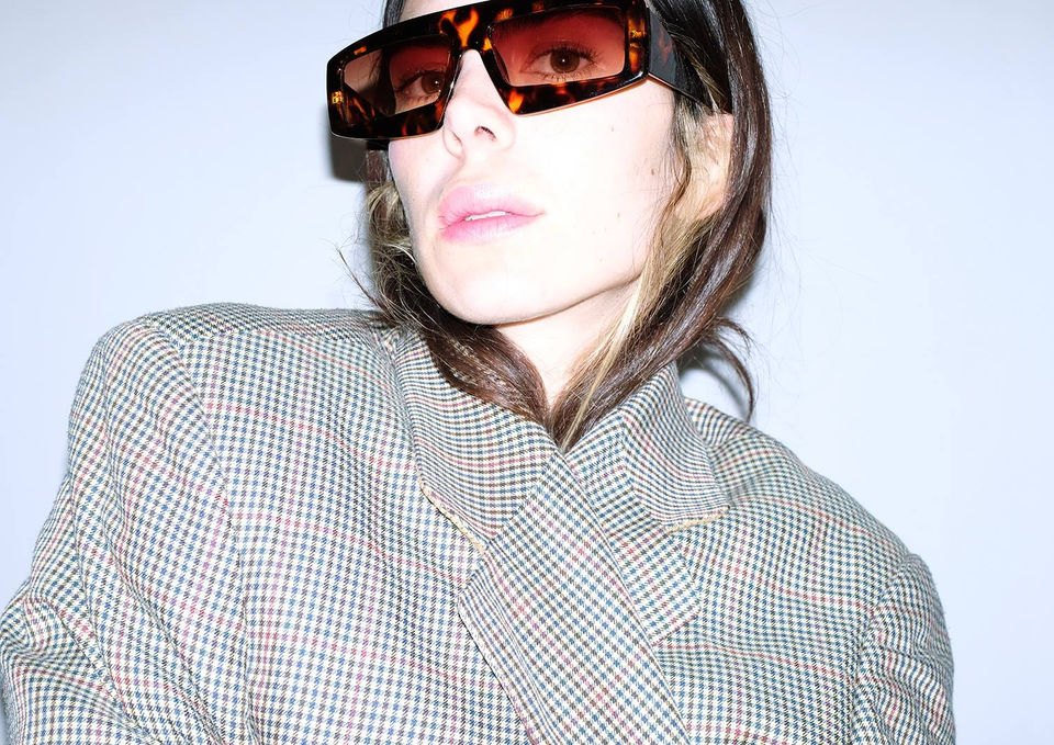 DressYourMind Eyewear brown leopard turtoise rectangular framed retro sunglasses on an elegant female fashion model with short dark hairs, premium vintage-inspired eyewear with UV400 lenses