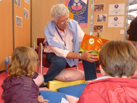 Seniors and children, united by reading